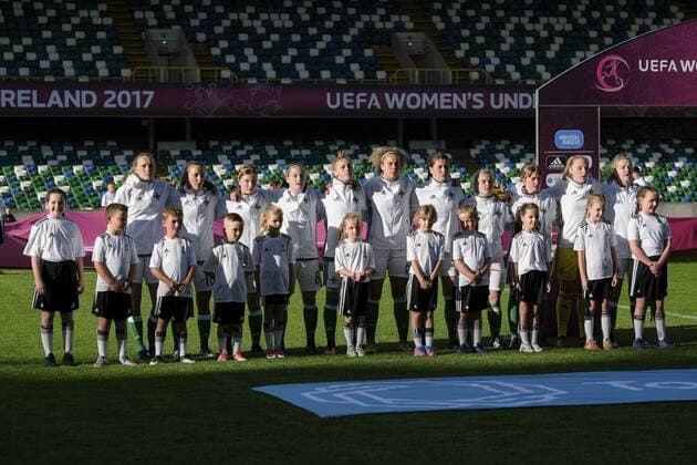 August 8th 2017, Windsor Park, Belfast, Northern Ireland; Womens Under 19s European Championship EM Europameisterschaft Finals; Northern Ireland versus Spain; The Northern Ireland team lineup Mannschaftsbild Totale before kickoff xNigelxCookex  ActionPlus11913077