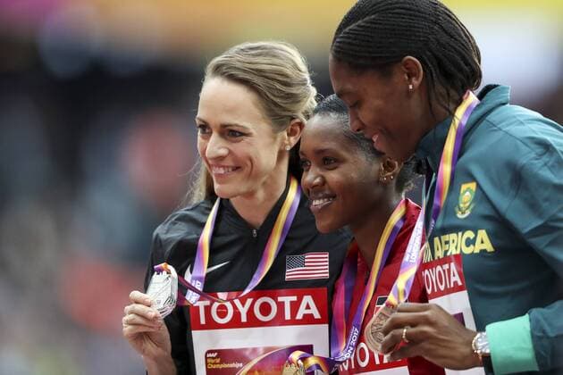 IAAF World Championships vom 04.-13.08.2017; London, 08.08.2017 Siegerehrung 1500m - Siegerin Faith Chepngetich Kipyegon (KEN, Mitte), links Jennifer Simpson (USA, Bronze), rechts Caster Semenya (RSA, Silber) am 08.08.2017 im London Stadium waehrend der IAAF World Championships vom 04.-13.08.2017 in London (Great Britain). xakx