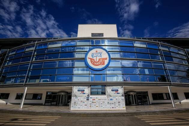 Fußball, Stadiongeschichte FC Hansa Rostock Deutschland, Rostock , Ostseestadion, Fussball , 3. Bundesliga, Saison 2017 2018 , Hansa Rostock - SV Meppen , Eingang für VIP Presse , Aussenansicht, Totale, Kogge, Sonne