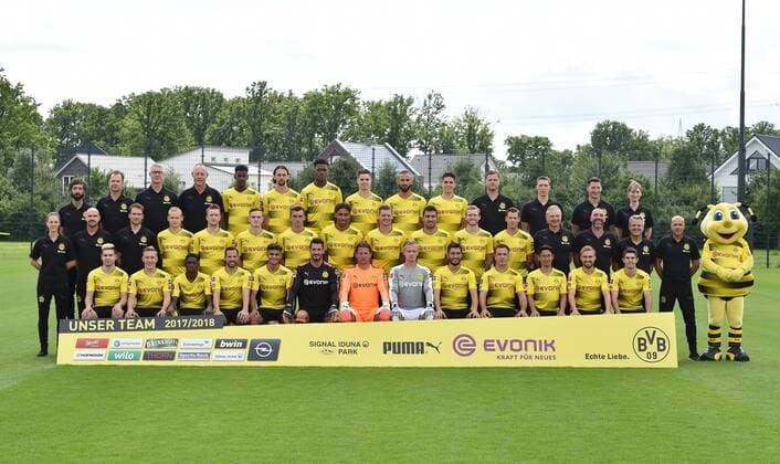Fußball, GER, 1.BL, Porträttermin 2017 2018, Mannschaftsfoto Borussia Dortmund, Hintere Reihe v.li., Video Analyst Serdar Ayar, Mannschaftsarzt Dr. Markus Braun, Olaf Wehmer, Zeugwart Frank Graefen , Alexander Isak, Neven Subotic, Dan Axel Zagadou, Julian Weigl, Oemer Toprak, Ömer Toprak, Marc Bartra, Torwarttrainer Matthias Kleinsteiber, Fitnesstrainer Florian Wangler, Andreas Beck, Athletiktrainerin Dr. Anke Steffen, Mittlere Reihe v.li., Physiotherapeutin Swantje Thomßen, Swantje Thomssen, Physiotherapeut Thomas Zetzmann, Physiotherapeut Thorben Voeste, Sebastian Rode, Marco Reus, Jacob Bruun Larsen, Maximilian Philipp, Pierre-Emerick Aubameyang, Pierre Emerick Aubameyang, Lukasz Piszczek, Sokratis, Andre Schuerrle, Andre Schürrle, Eric Durm, Torwarttrainer Wolfgang de Beer, Co Trainer Hendrie Kruezen, Hendrie Krüzen, Co Trainer Albert Capellas Herms, Trainer Peter Bosz, Maskottchen EMMA, Untere Reihe v.li., Raphael Guerreiro, Felix Passlack, Ousmane Dembele, Gonzalo Castro, Mahmoud Dahoud, Torwart Roman Buerki, Roman Bürki, Torwart Roman Weidenfeller, Torwart Dominik Reimann, Nuri Sahin, Mario Goetze, Mario Götze, Shinji Kagawa, Marcel Schmelzer, Christian Pulisic.