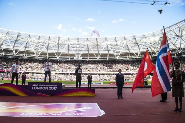 Leichtathletik, WM, Siegerehrung 400m Hürden Herren 170810 Norges Karsten Warholm jublar med guldmedaljen pa prisceremonin för 400m häck under dag sju av friidrotts-VM den 10 augusti 2017 i London.  Copyright: JONxOLAVxNESVOLD BB170810JE008
