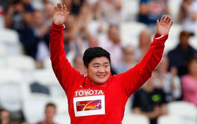(170811) -- LONDON, Aug. 11, 2017 -- Gold medalist Gong Lijiao waves to the spectators during the awarding ceremony for women s shot put at the 2017 IAAF World Championships in London, Britain, on Aug. 10, 2017. Wang Lili) (SP)BRITAIN-LONDON-ATHLETICS-IAAF-WORLD CHAMPIONSHIPS LuoxHuanhuan 