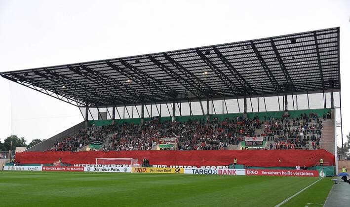 11.08.2017, xhbx, Fussball DFB Pokal 1. Runde, Rot-Weiß Essen - Borussia Moenchengladbach, emspor, v.l. Tribüne Fans, Fahnen, Banner, Schals von Rot-Weiß Essen Essen