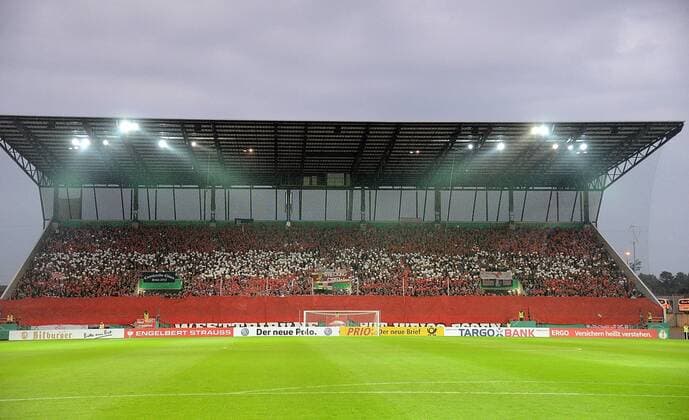 11.08.2017, xhbx, Fussball DFB Pokal 1. Runde, Rot-Weiß Essen - Borussia Moenchengladbach, emspor, v.l. Fans, Fahnen, Banner, Schals von Rot-Weiß Essen Essen