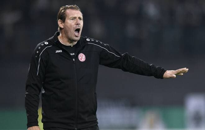 Fussball, DFB-Pokal, Deutschland, Herren, Saison 2017 2018, 1. Runde, Stadion an der Hafenstraße Essen, Rot-Weiss Essen, RWE (weiss) - Bor. Mönchengladbach, BMG (grün) 1:2; Cheftrainer Sven Demandt (RWE). Aktion, Einzelbild.