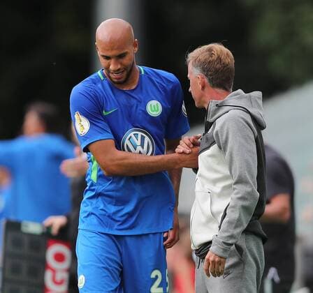 Muss verletzt raus John Anthony Brooks (VfL Wolfsburg 25), rechts Cheftrainer Andries Jonker (VfL Wolfsburg)