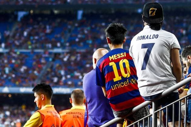 Bilder des Tages - SPORT Fans wearing Messi and Cristiano t-shirts await the start of the UEFA Super Cup first leg match between FC Barcelona Barca and Real Madrid at the Camp Nou stadium in Barcelona, Catalonia, Spain, 13 August 2017. BARCELONA VS. REAL MADRID !ACHTUNG: NUR REDAKTIONELLE NUTZUNG!  Copyright: xQuiquexGarcíax BCN002 20170813-636382566438777955