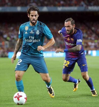 Real Madrid s midfielder Isco Alarcon (L) vies for the ball with FC Barcelona Barca s defemder Aleix Vidal (R) during the UEFA Super Cup first leg match between FC Barcelona and Real Madrid at the Camp Nou stadium in Barcelona, Catalonia, Spain, 13 August 2017. BARCELONA VS. REAL MADRID !ACHTUNG: NUR REDAKTIONELLE NUTZUNG!  Copyright: xTonixAlbirx BCN012 20170813-636382617860062635