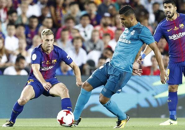 FC Barcelona Barca s Gerard Deulofeu (l) and Real Madrid s Carlos Henrique Casemiro during Supercup of Spain 1st match. August 13,2017.  (2017081306)