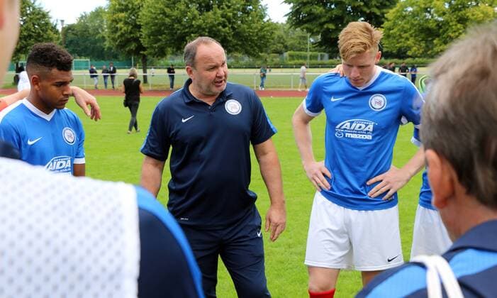 Fußball, Trainerhistorie, SV Tasmania Berlin 13.8.2017: Berlin: 1. FC Schöneberg - Tasmania Berlin 1:3: Mario Reichel (Trainer Tasmania) + Toni Mielke (Innenverteidiger)