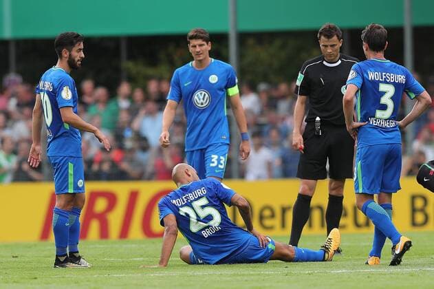 Verletzung John Anthony Brooks (VfL Wolfsburg 25), am Boden