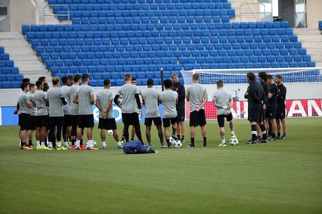 Fußball, CL Quali, FC Liverpool Training GER, UEFA CL, Qualifikation, TSG 1899 Hoffenheim (GER) vs FC Liverpool (GB) 27.06.2017, Trainingszentrum, Zuzenhausen, GER, UEFA CL, Qualifikation, TSG 1899 Hoffenheim (GER) vs FC Liverpool (GB) , im Bild Trainer Jürgen Klopp (Liverpool) erklärt seinen Spielern die taktik für das Spiel gegen Hoffenheim nordphotoxBratic nph00250