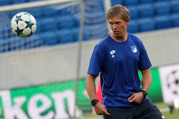 Julian Nagelsmann (Trainer, Cheftrainer, Hoffenheim), fixiert den Ball, Einzelbild, Aktion, Action, beim Training am Vortag des Spiels, Abschlusstraining im Stadion, Übungseinheit, Spielvorbereitung, Fussball, UEFA Champions League Qualifikation, MD-1, TSG 1899 Hoffenheim - FC Liverpool, xozx