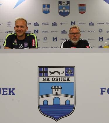 SOCCER - EL quali, Osijek vs A.Wien OSIJEK,CROATIA,16.AUG.17 - SOCCER - UEFA Europa League qualification, NK Osijek vs FK Austria Wien, preview, press conference PK Pressekonferenz A.Wien. Image shows Raphael Holzhauser (A.Wien) and head coach Thorsten Fink (A.Wien). GEPAxpictures xChristianxOrt