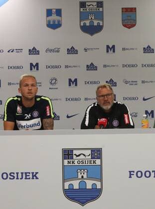 SOCCER - EL quali, Osijek vs A.Wien OSIJEK,CROATIA,16.AUG.17 - SOCCER - UEFA Europa League qualification, NK Osijek vs FK Austria Wien, preview, press conference PK Pressekonferenz A.Wien. Image shows Raphael Holzhauser (A.Wien) and head coach Thorsten Fink (A.Wien). GEPAxpictures xChristianxOrt