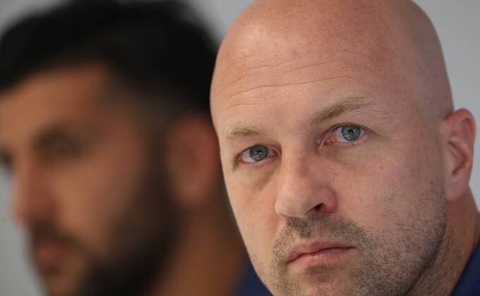 SOCCER - EL quali, Altach vs Tel Aviv INNSBRUCK,AUSTRIA,16.AUG.17 - SOCCER - UEFA Europa League qualification, SCR Altach vs Maccabi Tel Aviv, preview, press conference PK Pressekonferenz Tel Aviv. Image shows Avi Rikan and head coach Jordi Cruijff (Maccabi). GEPAxpictures xAndreasxPranter