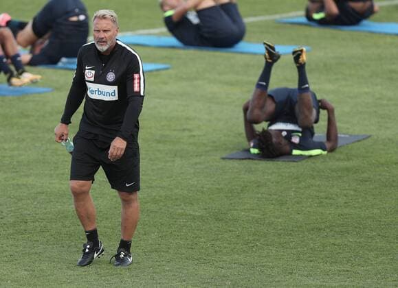 Bilder des Tages - SPORT SOCCER - EL quali, Osijek vs A.Wien OSIJEK,CROATIA,16.AUG.17 - SOCCER - UEFA Europa League qualification, NK Osijek vs FK Austria Wien, preview, training A.Wien. Image shows head coach Thorsten Fink (A.Wien) and head coach Thorsten Fink (A.Wien). GEPAxpictures xChristianxOrt