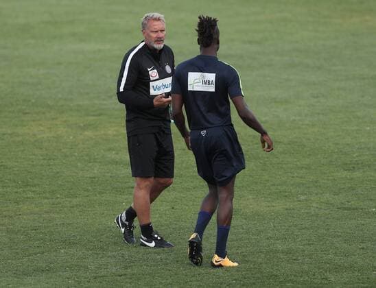 SOCCER - EL quali, Osijek vs A.Wien OSIJEK,CROATIA,16.AUG.17 - SOCCER - UEFA Europa League qualification, NK Osijek vs FK Austria Wien, preview, training A.Wien. Image shows head coach Thorsten Fink (A.Wien) and head coach Thorsten Fink (A.Wien). GEPAxpictures xChristianxOrt