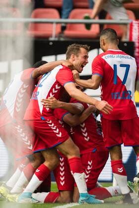 FC Utrecht celebrate the goal of Zakaria Labyad of FC Utrecht during the UEFA Europa League fourth round qualifying first leg match between FC Utrecht and FK Zenit St Petersburg at the Nieuw Galgenwaard Stadium on August 16, 2017 in Utrecht, The Netherlands FC Utrecht v FK Zenit St Petersburg UEFA Europa League 2017 2018 xVIxVIxImagesx xGerritxvanxKeulenxIVx 8488754