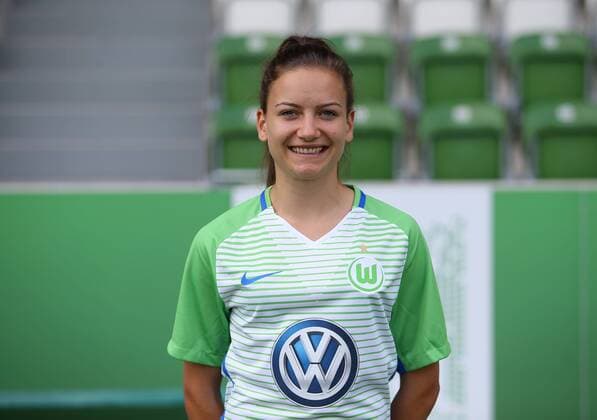 VfL Frauen, Fototermin Wolfsburg, Deutschland. 16.08.2017, FUßBALL - VfL Wolfsburg vs , 1. Allianz Frauen Bundesliga, Saison 2017-18. Bild zeigt: VfL Frauen, Mannschaftsfoto, Marie-Joelle Wedemayer (VfL Wolfsburg) Wolfsburg
