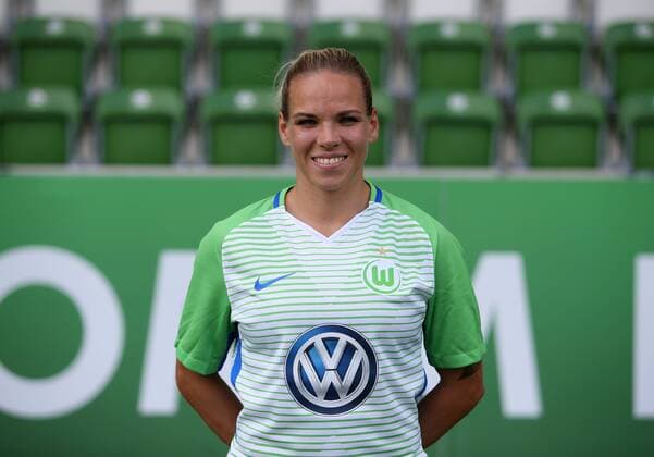 VfL Frauen, Fototermin Wolfsburg, Deutschland. 16.08.2017, FUßBALL - VfL Wolfsburg vs , 1. Allianz Frauen Bundesliga, Saison 2017-18. Bild zeigt: VfL Frauen, Mannschaftsfoto, Isabel Kerschowski (VfL Wolfsburg) Wolfsburg