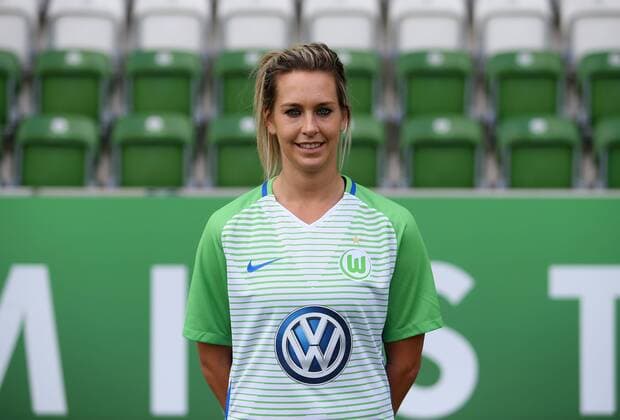 VfL Frauen, Fototermin Wolfsburg, Deutschland. 16.08.2017, FUßBALL - VfL Wolfsburg vs , 1. Allianz Frauen Bundesliga, Saison 2017-18. Bild zeigt: VfL Frauen, Mannschaftsfoto, Lena Goeßling (VfL Wolfsburg) Wolfsburg