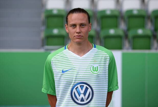 VfL Frauen, Fototermin Wolfsburg, Deutschland. 16.08.2017, FUßBALL - VfL Wolfsburg vs , 1. Allianz Frauen Bundesliga, Saison 2017-18. Bild zeigt: VfL Frauen, Mannschaftsfoto, Emily van Egmond (VfL Wolfsburg) Wolfsburg