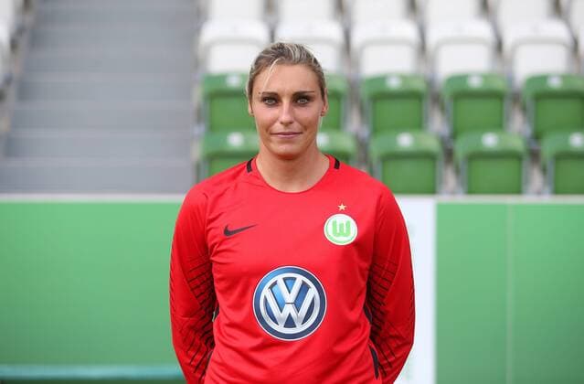 VfL Frauen, Fototermin Wolfsburg, Deutschland. 16.08.2017, FUßBALL - VfL Wolfsburg vs , 1. Allianz Frauen Bundesliga, Saison 2017-18. Bild zeigt: VfL Frauen, Mannschaftsfoto, Torfrau Jana Burmeister (VfL Wolfsburg) Wolfsburg