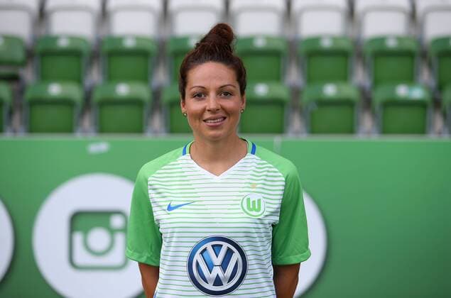 VfL Frauen, Fototermin Wolfsburg, Deutschland. 16.08.2017, FUßBALL - VfL Wolfsburg vs , 1. Allianz Frauen Bundesliga, Saison 2017-18. Bild zeigt: VfL Frauen, Mannschaftsfoto, Vanessa Bernauer (VfL Wolfsburg) Wolfsburg