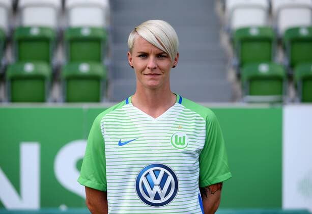 VfL Frauen, Fototermin Wolfsburg, Deutschland. 16.08.2017, FUßBALL - VfL Wolfsburg vs , 1. Allianz Frauen Bundesliga, Saison 2017-18. Bild zeigt: VfL Frauen, Mannschaftsfoto, Nilla Fischer (VfL Wolfsburg) Wolfsburg