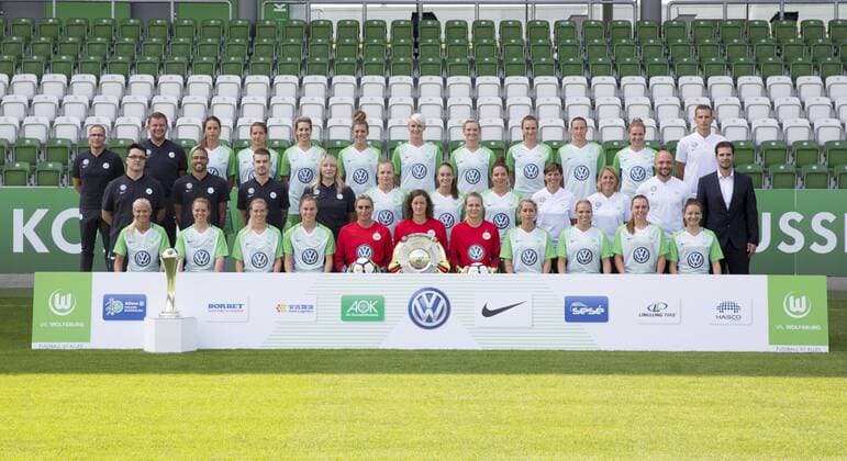 VfL Frauen, Fototermin Wolfsburg, Deutschland. 16.08.2017, FUßBALL - VfL Wolfsburg vs , 1. Allianz Frauen Bundesliga, Saison 2017-18. Bild zeigt: VfL Frauen, Mannschaftsfoto: Hinterereihe v.li.: Betreuer Andreas Lemeter, Zeugwart Jörg Schmidt, Sara Björk Gunnarsdottir, Babette Peter, Lena Goeßling, Luisa Wensing, Nilla Fischer, Alexandra Popp, Caroline Graham Hansen, Emily van Egmond, Zsanett Jakabfi, Torwarttrainer Patrick Platins Mitte v.li.: Mannschaftsarzt Dr. Sebastian Kunz, Leitender Physiotherapeut Omar Rüppel, Physiotherapeut Alexander Jura, Physiotherapeutin Ewa Gehring, Marie Markussen, Tesse Wullaert, Co-Trainerin Ariane Hingst, Co-Trainerin Britta Carlson, Cheftrainer Stephan Lerch (vfL Wolfsburg), Sportdirektor Ralf Kellermann Vorne v.li.: Pernille Harder, Katharina Baunach, Lara Dickenmann, Ewa Pajor, Torfrau Jana Burmeister, Torfrau Almuth Schult, Torfrau Merle Frohms, Anna Blässe, Isabel Kerschowski, Noelle Maritz, Marie-Joelle Wedemayer Es fehlt: Meret Wittje, Mannschaftsarzt Dr. Christian Schröter Wolfsburg