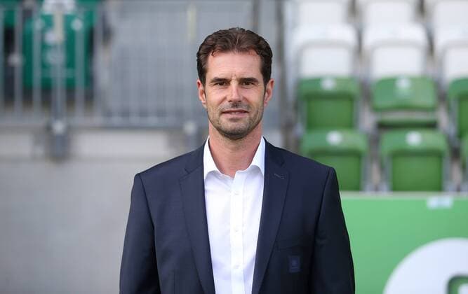 VfL Frauen, Fototermin Wolfsburg, Deutschland. 16.08.2017, FUßBALL - VfL Wolfsburg vs , 1. Allianz Frauen Bundesliga, Saison 2017-18. Bild zeigt: VfL Frauen, Mannschaftsfoto, Sportdirektor Ralf Kellermann (VfL Wolfsburg) Wolfsburg