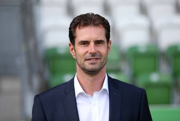 VfL Frauen, Fototermin Wolfsburg, Deutschland. 16.08.2017, FUßBALL - VfL Wolfsburg vs , 1. Allianz Frauen Bundesliga, Saison 2017-18. Bild zeigt: VfL Frauen, Mannschaftsfoto, Sportdirektor Ralf Kellermann (VfL Wolfsburg) Wolfsburg