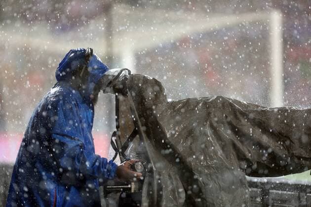 Bilder des Tages - SPORT Cameraman in a rainy day during Medipol Basaksehir - Sevilla UEFA Champions League Play - Off 1st round game at Istanbul Fatih Terim Stadium, 16th August, 2017.  Copyright: TolgaxAdanali STA_1963