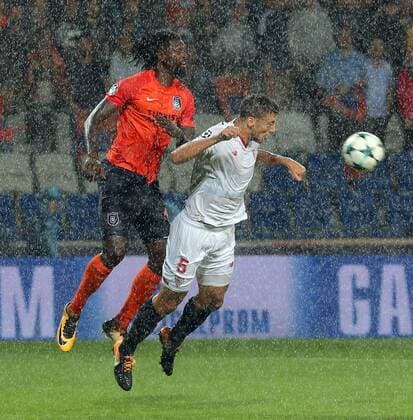 Bilder des Tages - SPORT Emmanuel Adebayor of Basaksehir and Clement Lenglet 5 of Sevilla during the UEFA Champions League Play Off first leg football match Medipol Basaksehir vs FC Sevilla, on August 16 2017 at the Basaksehir Fatih Terim Stadium in Istanbul , Turkey. 