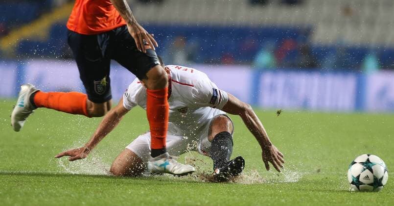 Bilder des Tages - SPORT Clement Lenglet of Sevilla during the UEFA Champions League Play Off first leg football match Medipol Basaksehir vs FC Sevilla, on August 16 2017 at the Basaksehir Fatih Terim Stadium in Istanbul , Turkey. 