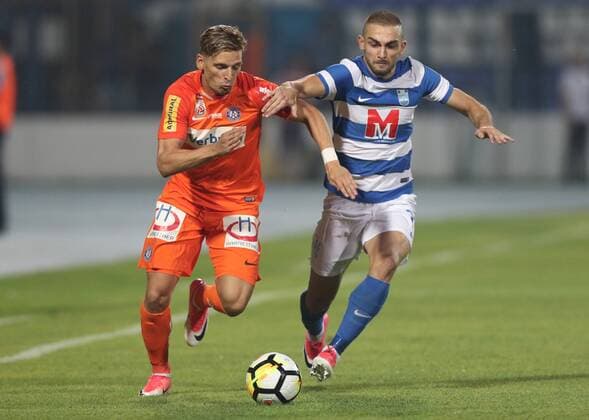 SOCCER - EL quali, Osijek vs A.Wien OSIJEK,CROATIA,17.AUG.17 - SOCCER - UEFA Europa League qualification, NK Osijek vs FK Austria Wien. Image shows Jens Stryger Larsen (A.Wien) and Eros Grezda (Osijek). GEPAxpictures xChristianxOrt