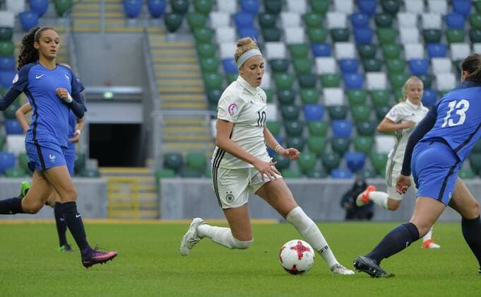 Bilder des Tages - SPORT August 17th 2017, Windsor Park, Belfast, Northern Ireland; Womens Under 19s European Championship EM Europameisterschaft Semi Final; Germany Versus France; Laura Freigang of Germany runs between the French defenders xNigelxCookex  ActionPlus11917580