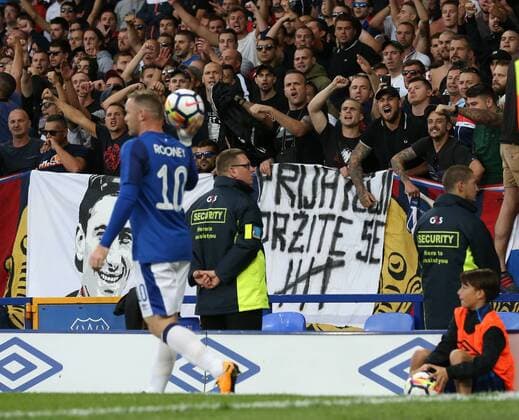 Themen der Woche - SPORT Bilder des Tages - SPORT Hajduk Split fans bait Wayne Rooney of Everton during the Europa League Qualifying Play Offs 1st Leg match at Goodison Park Stadium, Liverpool. Picture date: August 17th 2017. Picture credit should read: David Klein Sportimage EDITORIAL USE ONLY. No use with unauthorised audio, video, data, fixture lists, club league logos or live services. Online in-match use limited to 120 images, no video emulation. No use in betting, games or single club league player publications.