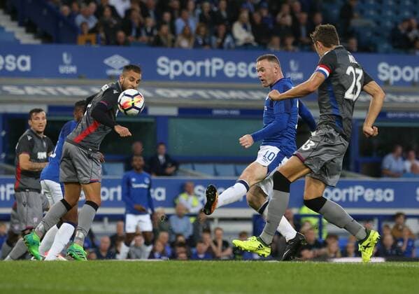 Wayne Rooney of Everton takes a shot during the Europa League Qualifying Play Offs 1st Leg match at Goodison Park Stadium, Liverpool. Picture date: August 17th 2017. Picture credit should read: David Klein Sportimage EDITORIAL USE ONLY. No use with unauthorised audio, video, data, fixture lists, club league logos or live services. Online in-match use limited to 120 images, no video emulation. No use in betting, games or single club league player publications.
