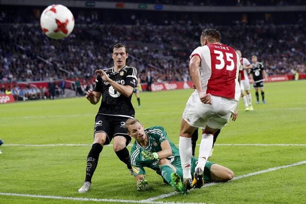 AMSTERDAM, Stadion Arena , 17-08-2017 . Voorronde Europa League seizoen 2017 2018 . Ajax - Rosenborg BK . Mitchell Dijks stuit op in duel met Rosenborg-keeper Andre Hansen Ajax - Rosenborg  x1673496x
