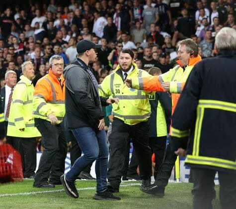 Bilder des Tages - SPORT Stewards try to contain the Hajduk Split fans during the Europa League Qualifying Play Offs 1st Leg match at Goodison Park Stadium, Liverpool. Picture date: August 17th 2017. Picture credit should read: David Klein Sportimage EDITORIAL USE ONLY. No use with unauthorised audio, video, data, fixture lists, club league logos or live services. Online in-match use limited to 120 images, no video emulation. No use in betting, games or single club league player publications.