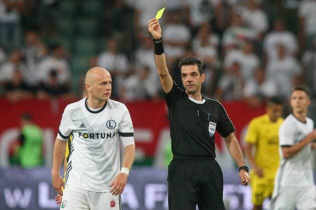 17.08.2017, Warszawa, pilka nozna, Legia Warszawa - FC Sheriff Tiraspol, play-off, Liga Europy, Michal Pazdan (Legia), sedzia Aeksander Stavrev, zolta kartka, UEFA Europa League play-off, Legia Warsaw - FC Sheriff Tiraspol, football, fot. Tomasz Jastrzebowski Foto Olimpik NEWSPIX.PL --- Newspix.pl  20170817toja55