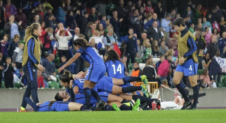 August 17th 2017, Windsor Park, Belfast, Northern Ireland; Womens Under 19s European Championship EM Europameisterschaft Semi Final; Germany Versus France; The French players celebrate victory at the final whistle xNigelxCookex  ActionPlus11917627