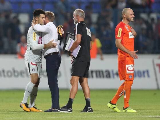 SOCCER - EL quali, Osijek vs A.Wien OSIJEK,CROATIA,17.AUG.17 - SOCCER - UEFA Europa League qualification, NK Osijek vs FK Austria Wien. Image shows the rejoicing of Osman Hadzikic (A.Wien), head coach Thorsten Fink (A.Wien), goalkeeper coach Franz Gruber (A.Wien) and Heiko Westermann (A.Wien). GEPAxpictures xChristianxOrt