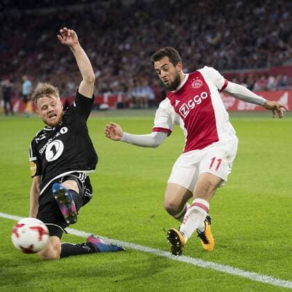 AMSTERDAM , Ajax - Rosenborg BK , 17-08-2017 , Stadion Arena , play-offs UEFA Europa League , 0-1 , Rosenborg BK speler Fredrik Midtsjo in duel met Ajax speler Amin Younes Ajax - Rosenborg  x1673793x