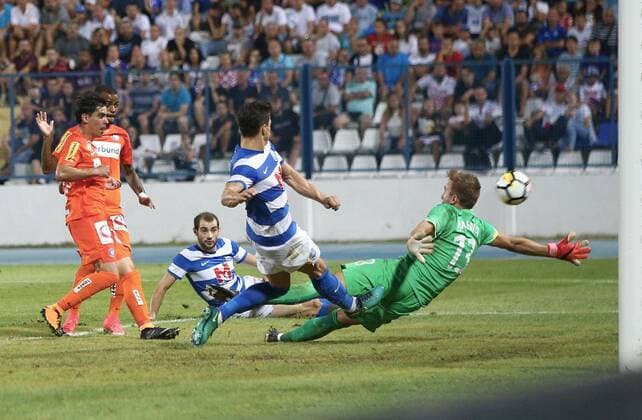 SOCCER - EL quali, Osijek vs A.Wien OSIJEK,CROATIA,17.AUG.17 - SOCCER - UEFA Europa League qualification, NK Osijek vs FK Austria Wien. Image shows David de Paula (A.Wien), Felipe Pires (A.Wien), Mile Skoric (Osijek) and Marko Malenica (Osijek). GEPAxpictures xChristianxOrt