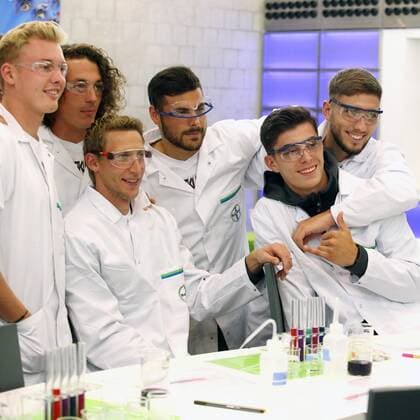 Bayer 04 Leverkusen Lizenzfußballspieler zu Gast im Schülerlabor Baylab im Baykomm Communication-Center von links: Julian Brandt, Julian Baumgartlinger, Stefan Kießling, Kevin Volland, Kai Havertz, Marlon Frey 08.08.2017