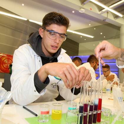 Bayer 04 Leverkusen Lizenzfußballspieler zu Gast im Schülerlabor Baylab im Baykomm Communication-Center Kai Havertz 08.08.2017