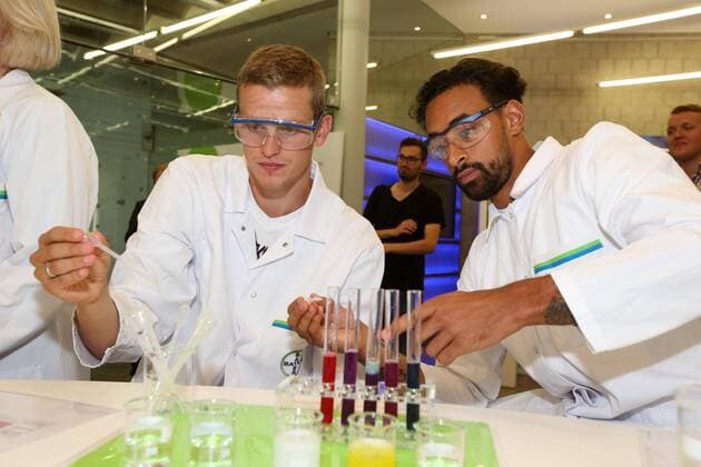 Bayer 04 Leverkusen Lizenzfußballspieler zu Gast im Schülerlabor Baylab im Baykomm Communication-Center von links: Sven Bender, Karim Bellarabi 08.08.2017